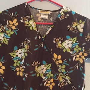 The uniform outlet scrub top